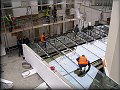 kladení skleněných tabulí na konstrukci střechy atria 