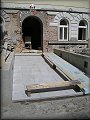 pokládka dlažby před novým, středově umístěným vstupem do domu 
26.5.2009 