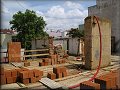 na střeše domu začínají stavební práce 
4.7.2008 